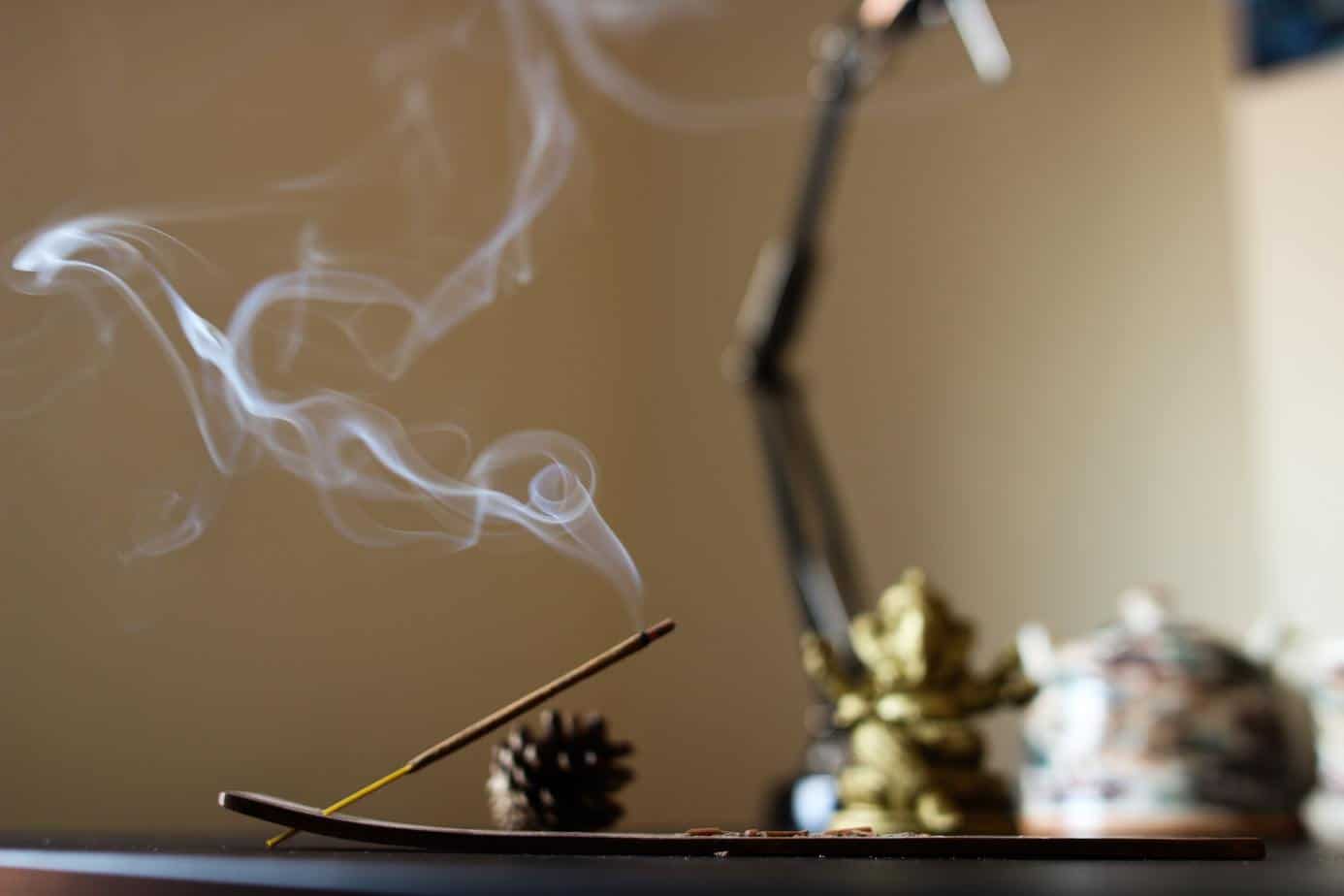 incense stick burning | Photo by Denis Oliveira