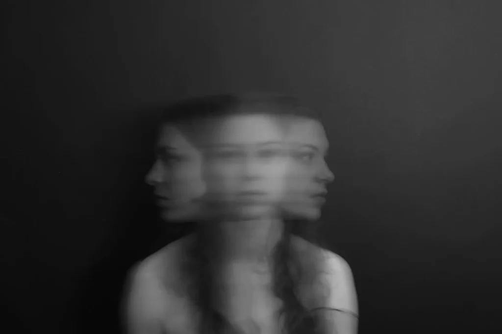 A blurred image of a woman turning her head left and right.